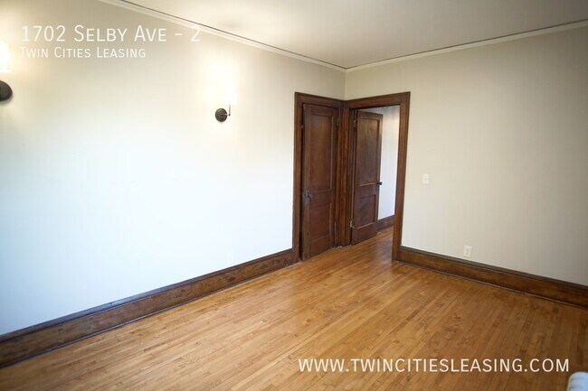 Building Photo - Newly Renovated Apartment! Fantastic Locat...