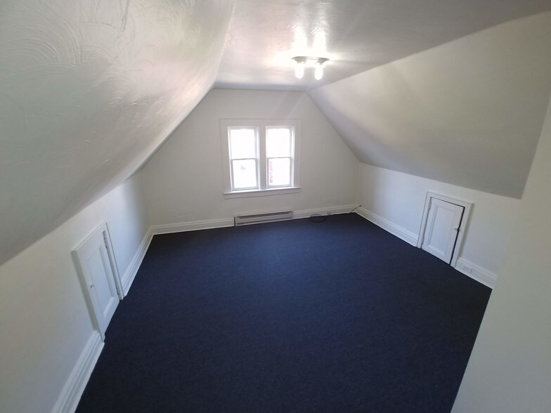 Top Floor Rear Bedroom - 226 Green St
