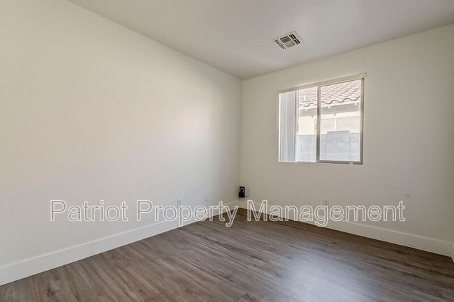 Building Photo - 13930 W Country Gables Dr