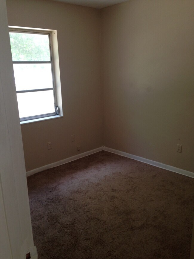 Building Photo - 3 Bed 1 Bath Home | Single Car Garage and ...