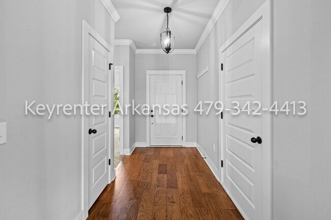 Building Photo - Spacious 3 Bedroom Home with Fireplace & Fenced Backyard in Siloam Springs