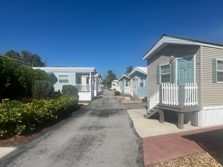 Building Photo - 2580 NE Indian River Dr