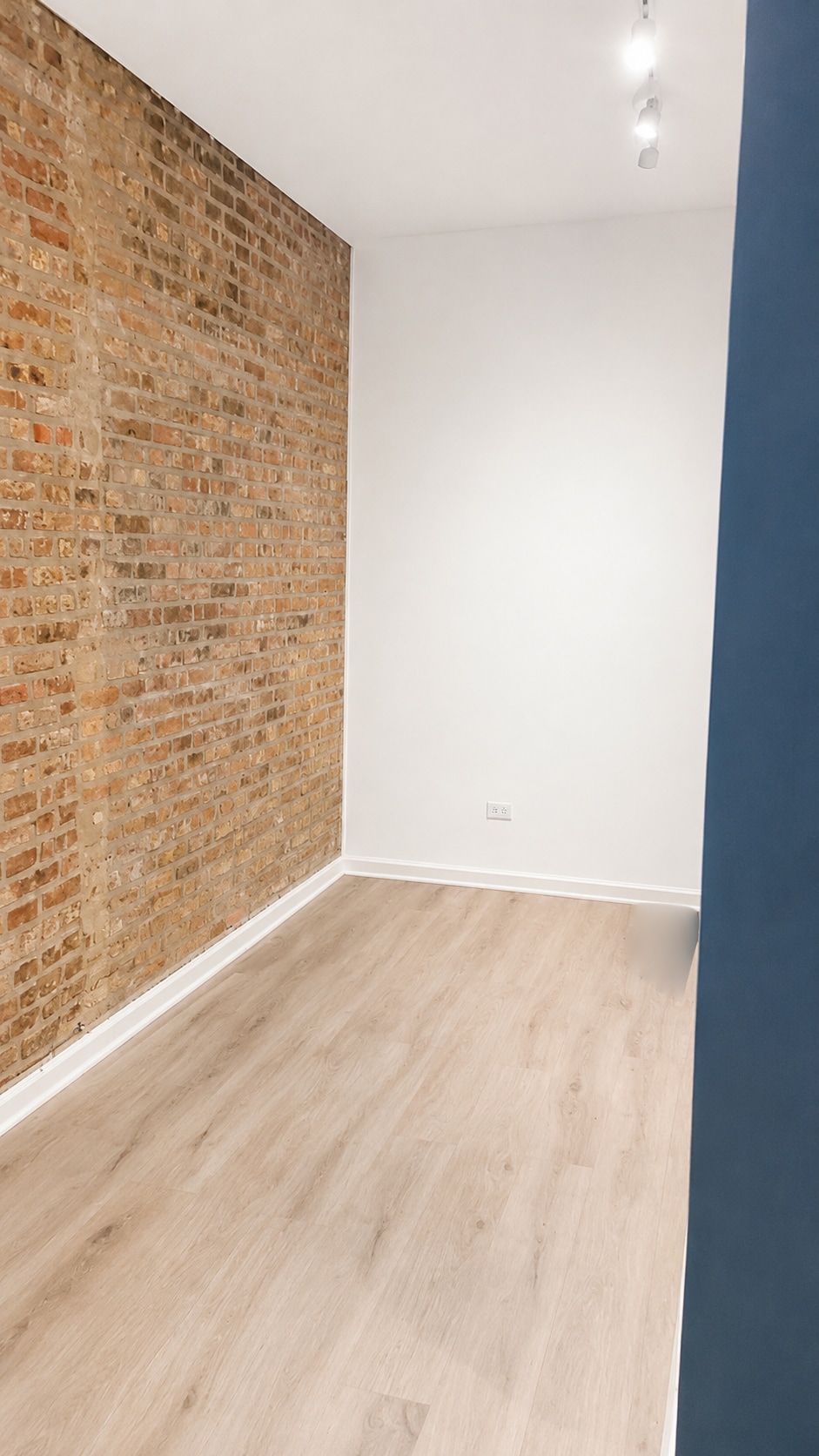 Office space - 2405 N Neva Ave