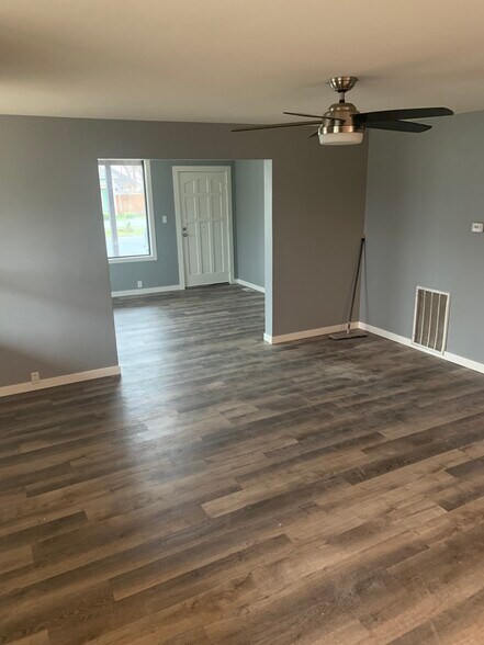 Dining - 802 N 8th Ave