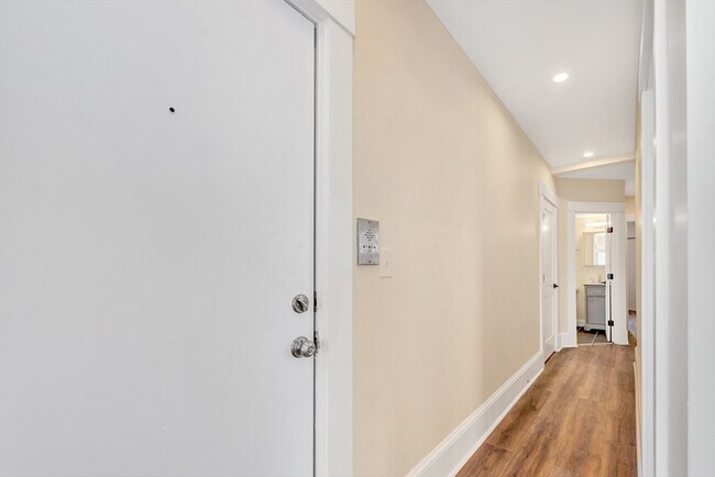 Building Photo - 105 School St