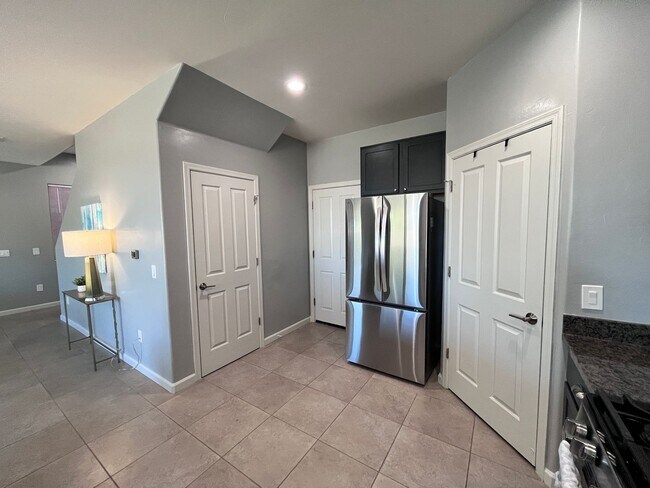 Building Photo - Central- FURNISHED 4 bedroom/ 3 bathroom h...