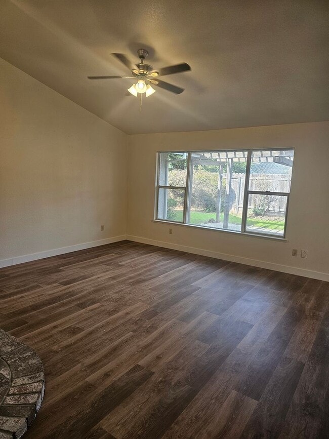 Building Photo - COMPLETELY REMODELED 3 BEDROOM HOUSE IN W. ROSEVILLE!!