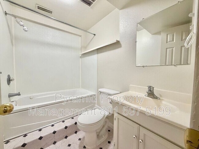 Building Photo - 717 E Hundley Hvn Cir
