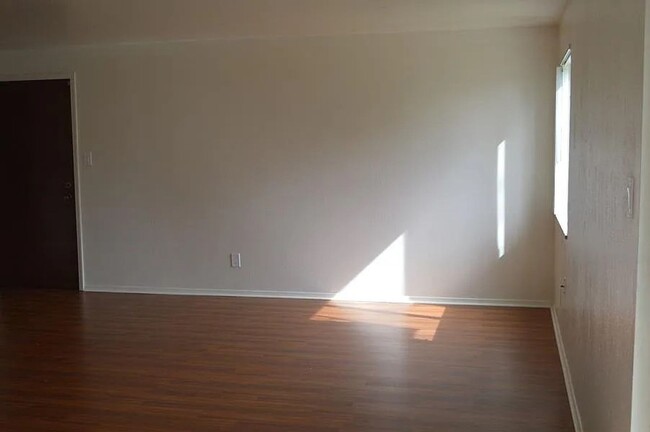 Building Photo - 2 Bed Lakewood Condo for Rent Across the S...