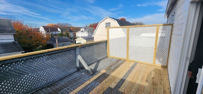 Building Photo - Newly Renovated 2 bedroom/1 bath Apartment!