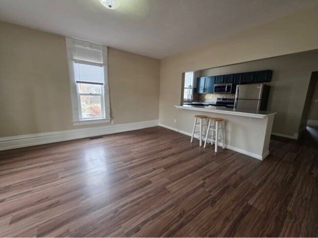 Building Photo - 424 W 8th St