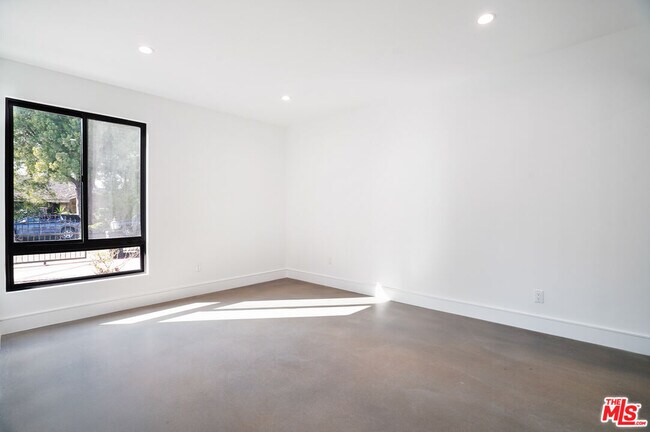 Building Photo - 6236 Sale Ave