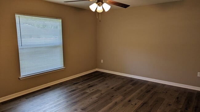 Building Photo - 4 Bedroom 2 Bath in Summerfield Florida