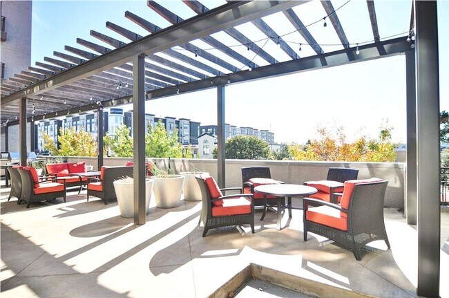Building Photo - Sun Soaked Penthouse in Dallas