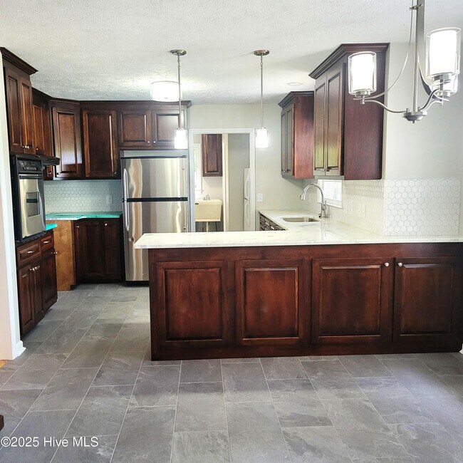Building Photo - 62 Pine Ridge Dr