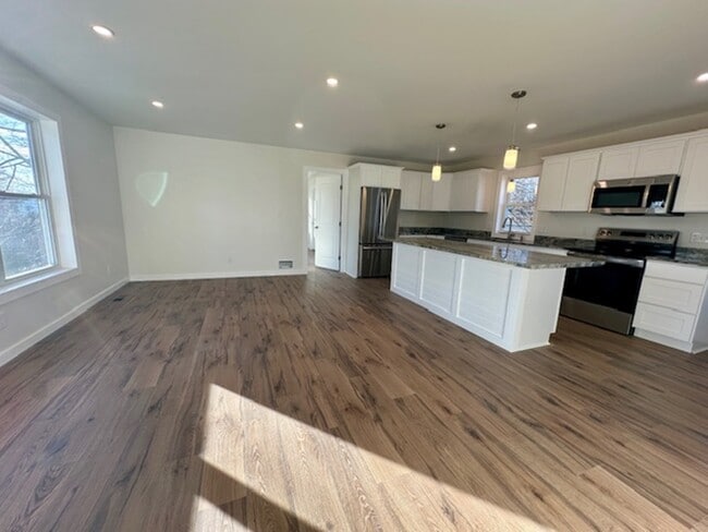 Building Photo - 48 Cedar St