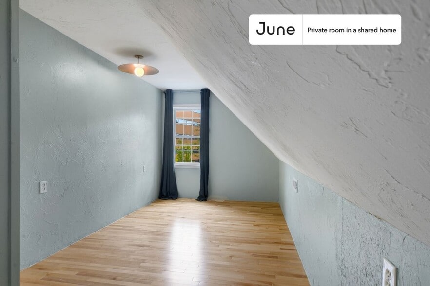 Building Photo - Room in Shared 7 bed/2.5 bath home