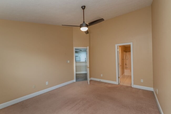 Building Photo - $1750 - Updated 3 bed/3 bath house conveni...