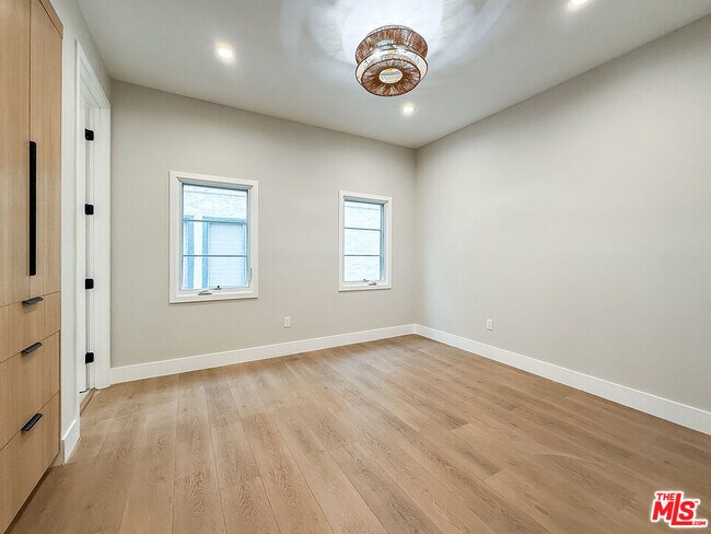 Building Photo - 150 N Arnaz Dr