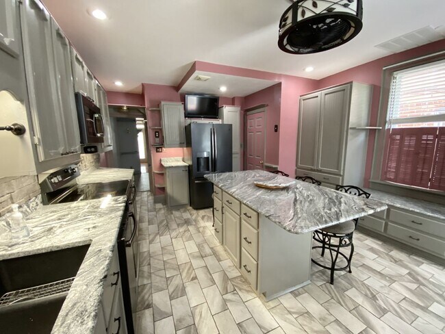 Building Photo - 3 Bedroom 1.5 Bath Private Home Must See K...