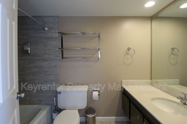 Building Photo - 410 W 7th St