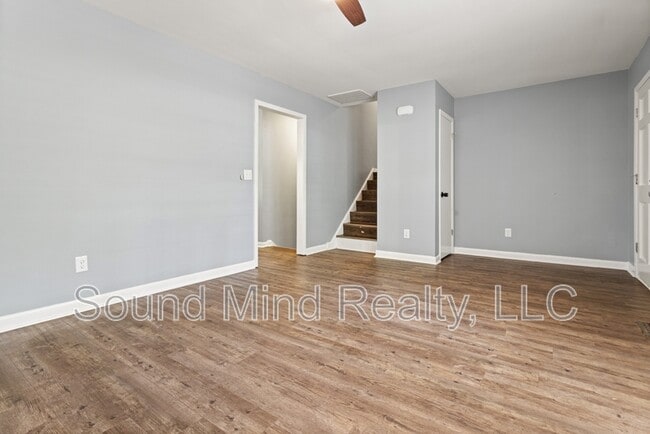 Building Photo - 305 Golf Course Dr