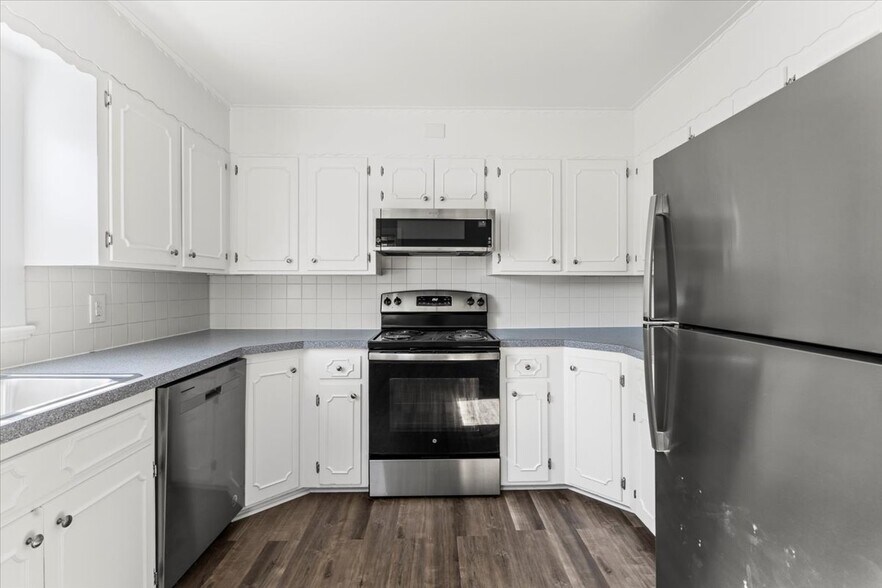 Building Photo - 10060 Central Dr