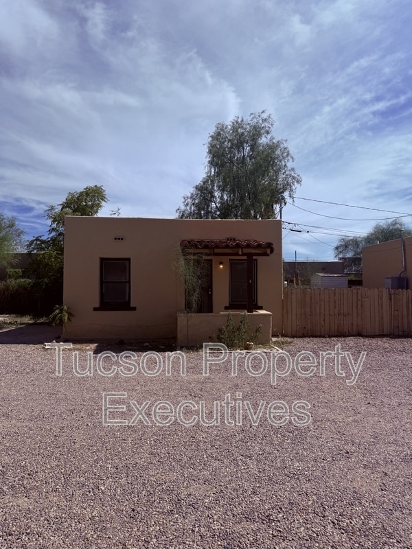 Building Photo - 2632 N Stone Ave