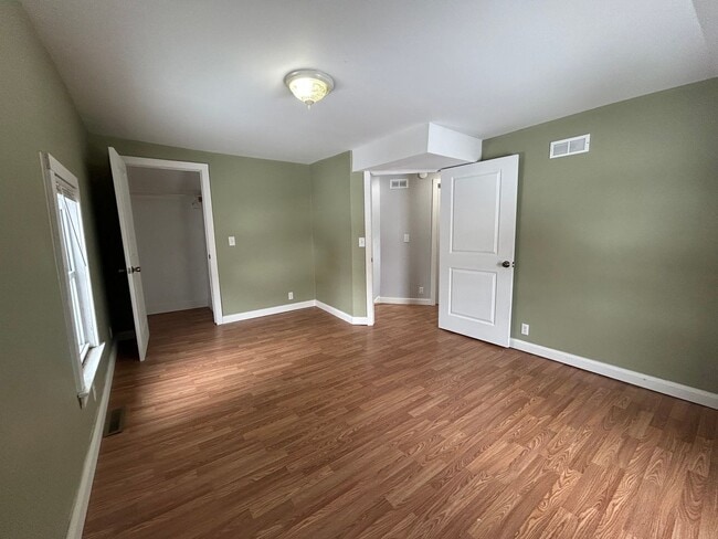 Building Photo - Charming Downtown Grove City Home