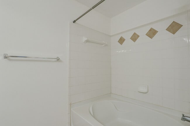 Building Photo - 3110 Myrtlewood Cir E