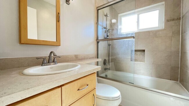 Building Photo - 4BD/3BA - Modern Home in Convenient Location: Updated Features, Near Parks & Shops, Pet-Friendly ...