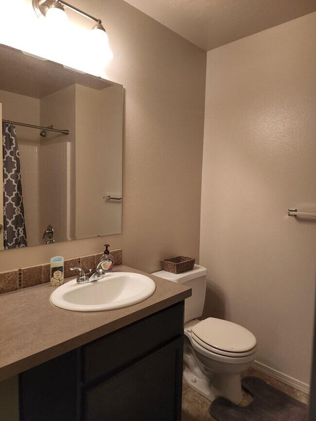Building Photo - Beautiful 3 bedroom, 2.5 bathroom home with loft  in West Boise. Great floor plan that has everyt...