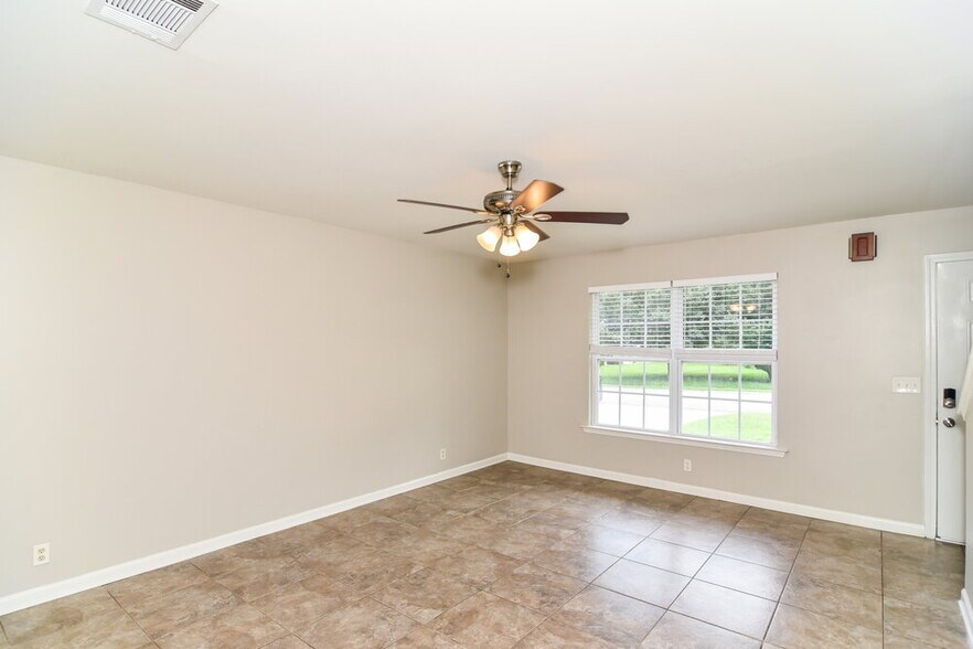 Building Photo - 145 Lyndhurst Dr