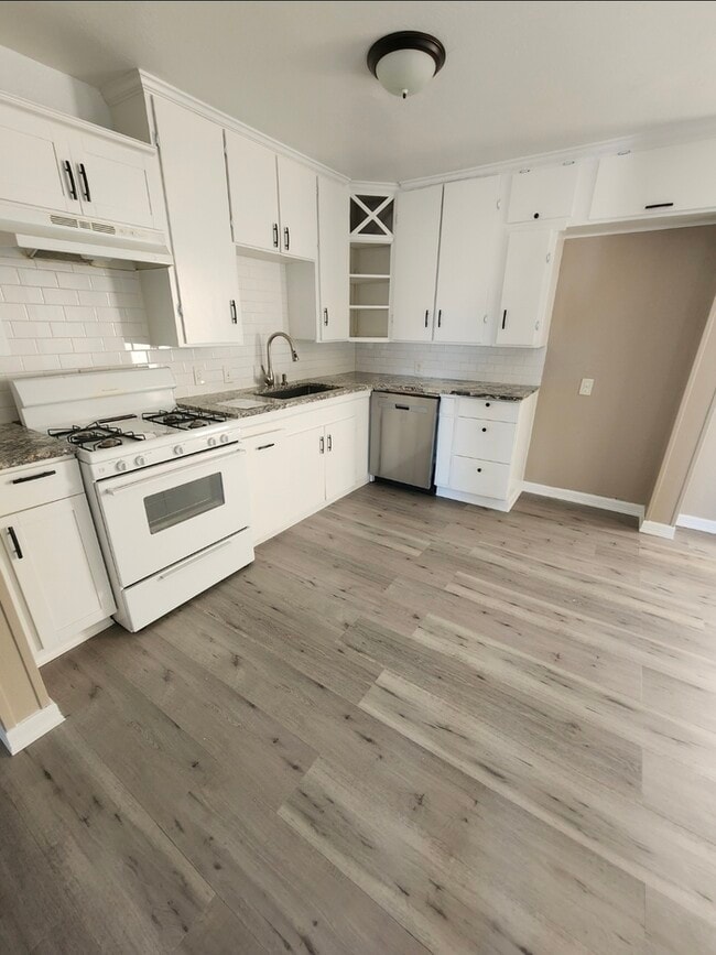 Building Photo - Move in ready!