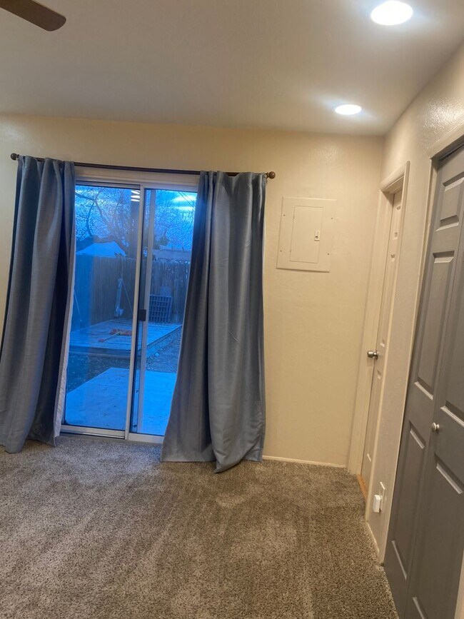 Building Photo - Beautiful 3bd home in NE Heights