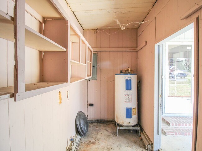 Building Photo - Nice brick home located on corner lot in Athens City!