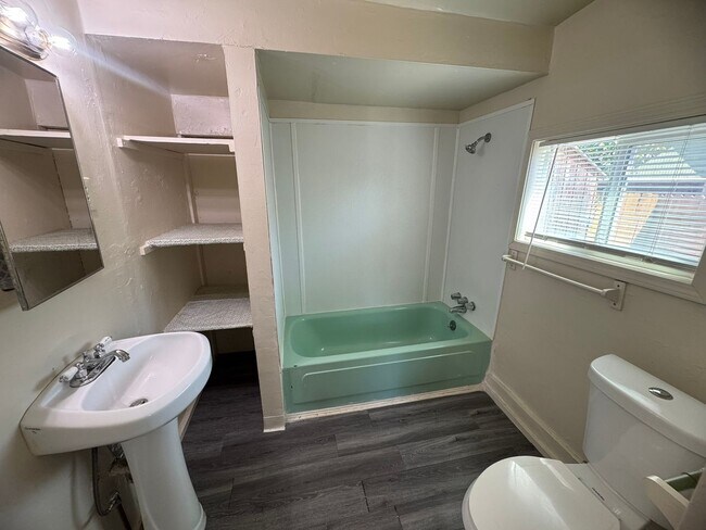 Building Photo - 2 Bedroom Home With A Spacious Yard