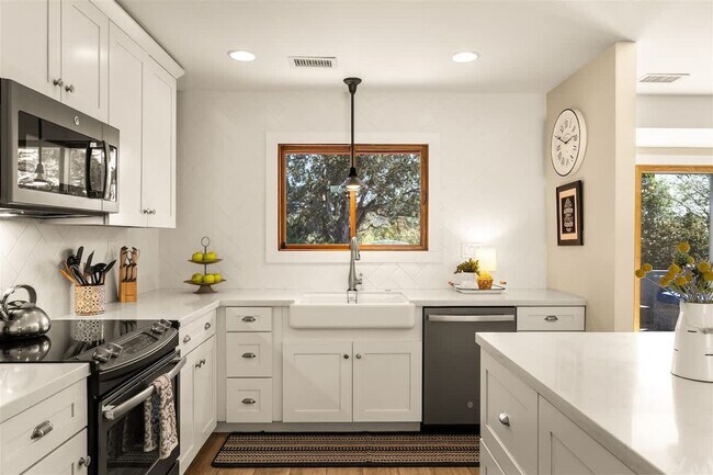 Building Photo - 311 Meadowlark Ln