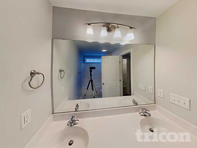 Building Photo - 5121 Benjamin Ct