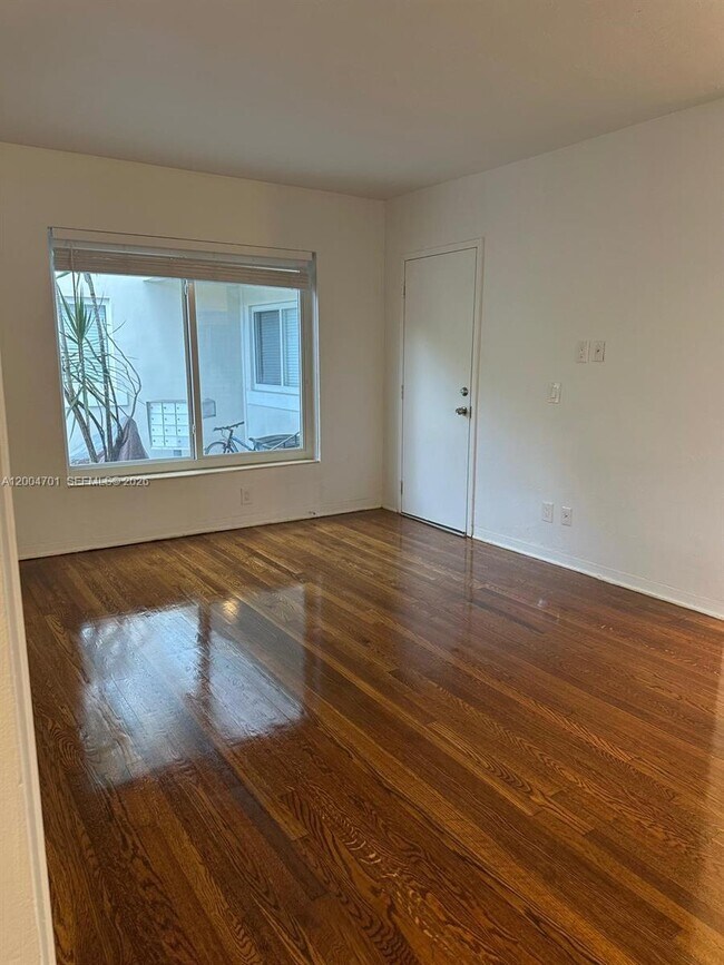 Building Photo - 1567 S Le Jeune Rd