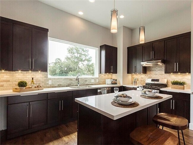 Building Photo - Modern Elegance in Garden Oaks – Style, Co...