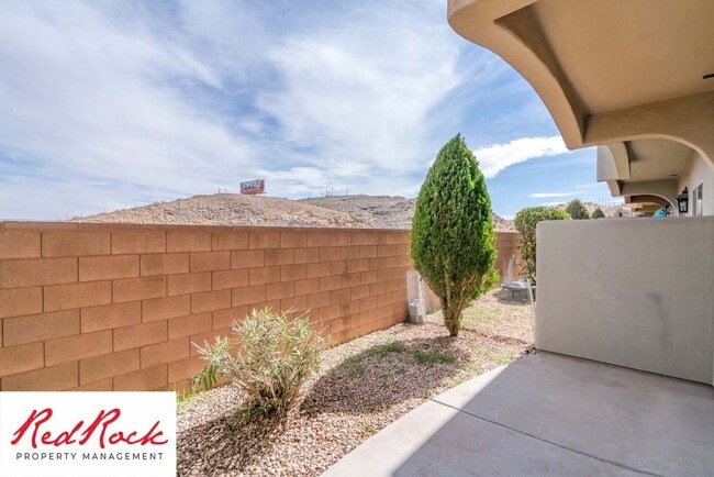 Building Photo - Beautiful Southgate Townhome!