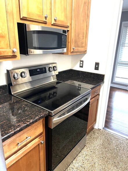 Building Photo - 556 Bloomfield Ct