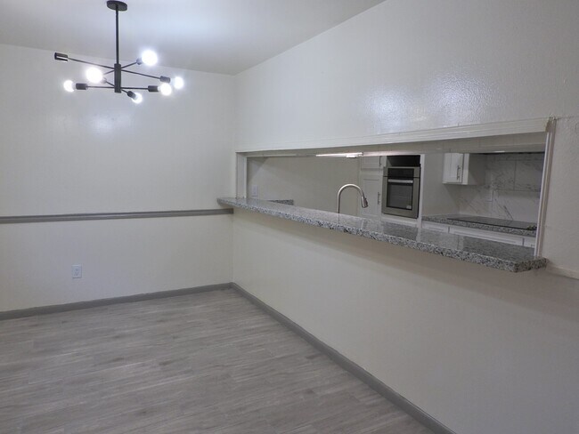 Building Photo - 408 E Coombs St