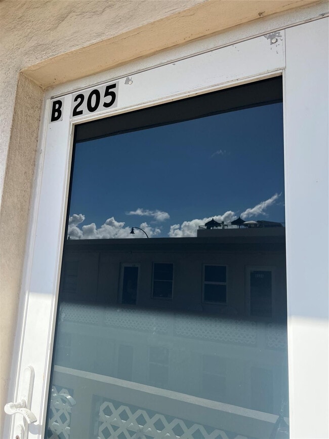 Building Photo - 1315 N Ocean Dr