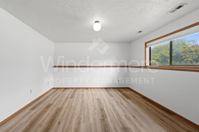 Building Photo - 802 S Calvin Rd