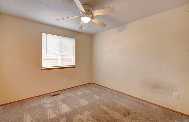 Building Photo - This one level charmer won't last long! 3 bedrooms, 2 baths, fully fenced yard, pets welcome!