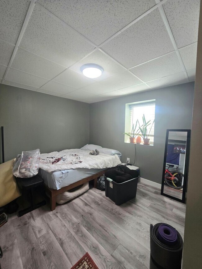Building Photo - Spacious 4 Bedroom Home with Fenced Yard +...