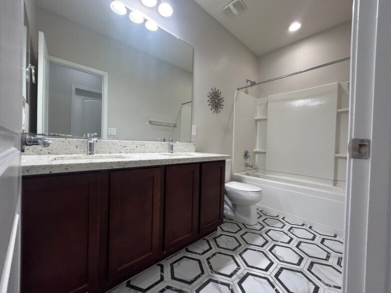 Building Photo - 10765 W Avenida del Rey