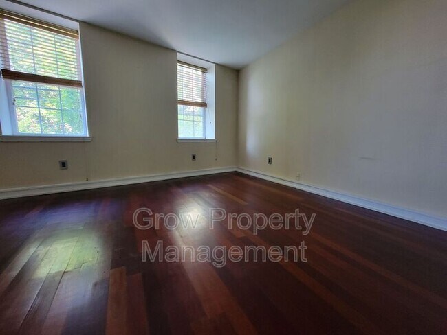 Building Photo - 1019 S 10th St